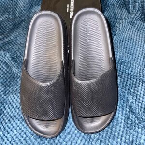 Like New Kenneth Cole Black Slide Sandals